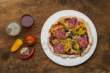 披萨比萨桌子玻璃草本植物木板香肠辣椒木头面粉胡椒盘子白色的高清图片素材
