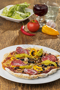 披萨比萨玻璃辣椒木头桌子木板美食乡村盘子草本植物香肠背景高清图片素材
