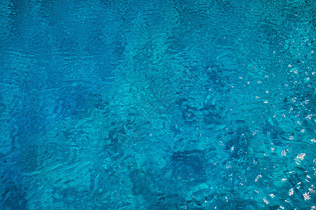 游泳池中的蓝色撕裂水 蓝色游泳池表面太阳假期背景热带海浪墙纸液体波纹游泳池水图片