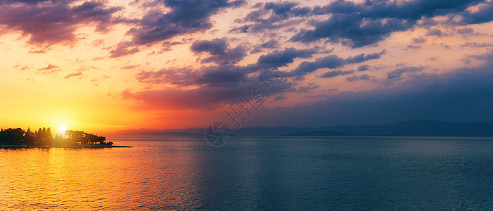 美丽的日落或海面上的日出 热带日落或苏海景反射假期海洋地平线海岸全景戏剧性晚霞蓝色图片