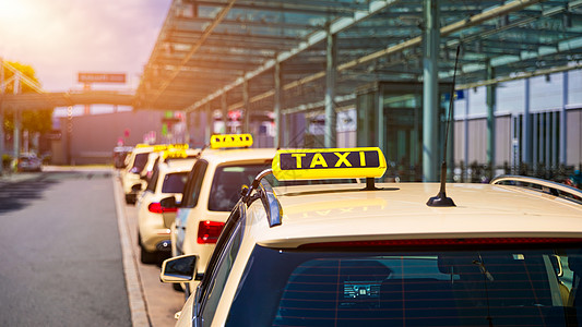 计程车等乘客 黄色计程车牌号商业轮子镜子驾驶景观车辆旅行街道城市生活城市图片