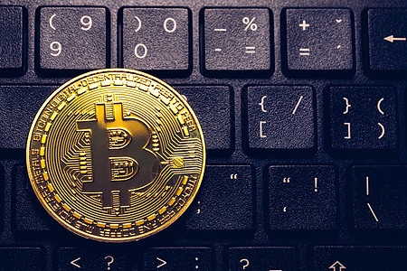 计算机键盘上的比特币在 electroni 的背景符号中经济金融银行点对点网络矿业金属互联网区块链密码图片