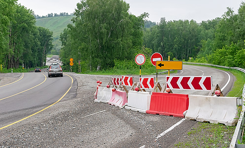 封闭维修的围栏道路视线图片