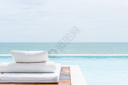 海边海边有地平线天空的海边游泳池上的白床边缘椅子海岸游客奢华海景风景支撑酒店场景背景图片
