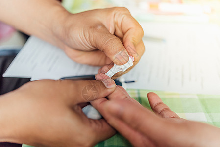 根据血糖水平对泰国妇女进行健康检查条纹医生胰岛素男性病人葡萄糖样本疾病糖尿病保健图片