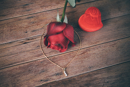 情人节木地板上的红玫瑰花美丽婚姻钻石戒指女士工作室植物假期配件木头图片