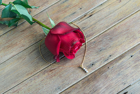 情人节木地板上的红玫瑰花婚礼桌子美丽女孩纪念日女士婚姻项链花瓣地面图片
