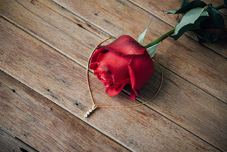 情人节木地板上的红玫瑰花钻石叶子花园女士戒指假期工作室礼物纪念日婚礼图片