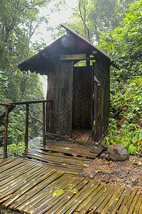 热带丛林中带更衣室的木屋 靠近 Banyumala 的喷雾瀑布 印度尼西亚巴厘岛游客在木制高跷上的竹制更衣室 我们项目的最佳背景图片