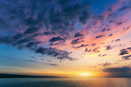 美丽的日落或海面上的日出 热带日落或苏阳光地平线海岸蓝色反射戏剧性海洋海景夕阳墙纸图片