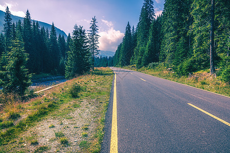 山地道路 岩石的风景 有云的晴天和b小路场地速度天空自由路线沥青冒险曲线场景图片