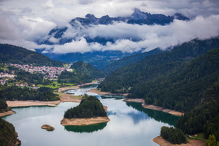 意大利阿尔卑斯山脉Cadore中心湖全景 Do风景旅游高山天空岩石森林中心村庄远景野营图片