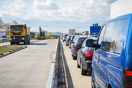 由于道路建设 在高速公路上排车行驶图片