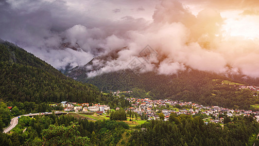旅游小镇意大利阿尔卑斯山的全景 多洛米风景野营山脉旅游假期中心远景干部旅行岩石背景