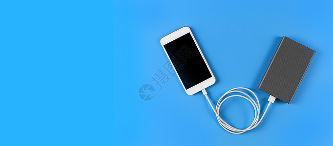 蓝色背景上带移动电源的顶视图智能手机充电电缆线充电器连接器充值充电宝横幅商业适配器电池细胞图片