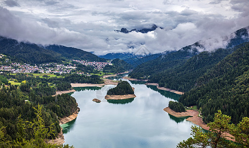 意大利阿尔卑斯山脉Cadore中心湖全景 Do天空岩石森林村庄风景野营干部高山旅游中心图片