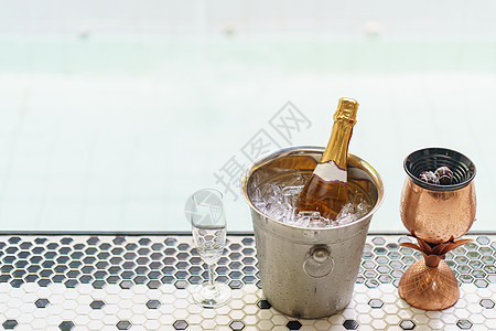葡萄酒桶冰桶里有香槟瓶子 还有浴池附近的两个杯子蜜月玻璃游泳池冷却器夫妻水池奢华旅行泡酒假期背景