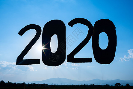 在蓝天背景下将纸板回收成 2020 年的数字图片