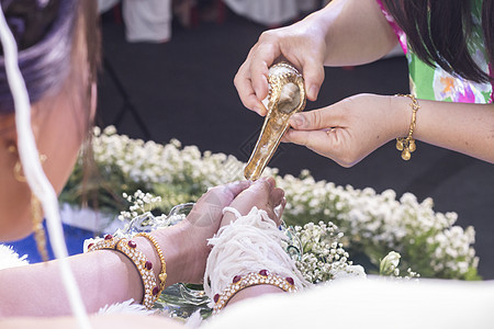 传统泰国式婚礼的浇水仪式举行传统的泰语风格婚礼幸福邀请函庆典佛教徒新娘女士女性戒指文化夫妻图片