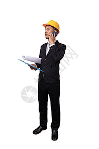 亚洲工程师男子的完整肖像站在白色背景上与剪切路径隔离 戴黄色安全帽的工程师手里拿着图纸 拿着纸质文件 用手机图片