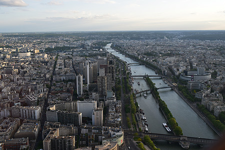 从法国埃菲尔铁塔对巴黎的空中观察全景旅行地平线地标城市日落观光建筑学街道公园图片