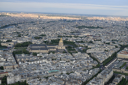 从法国埃菲尔铁塔对巴黎的空中观察纪念碑全景地平线地标旅行建筑吸引力天空首都公园图片