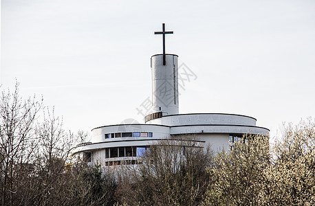 现代基督教教堂作为一个圆顶福音白色祷告宗教虔诚教会树木灌木大厅天空背景图片