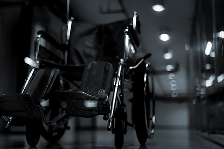 夜间在医院走廊为Ser的清扫空轮椅图片