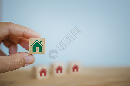 房屋贷款 出租房屋 财务概念 手工选择的木制立方体块与家庭图标不同 描绘了想要拥有资产以提高生活水平的租户图片