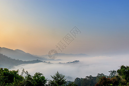 山顶的美丽风景与晨雾和橙色日出 地貌背景( Y)   info/ plain图片
