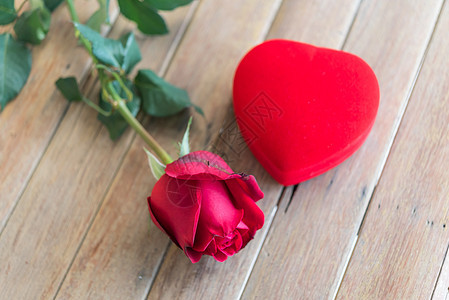 情人节木地板上的红玫瑰花花瓣玫瑰礼物婚礼叶子假期盒子戒指美丽花园图片