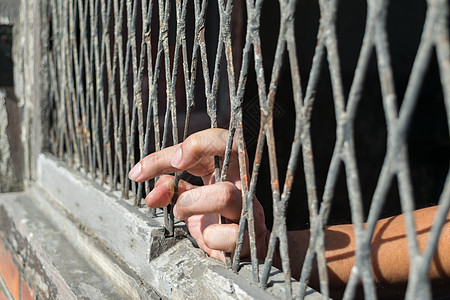 女人的手在钢铁套上监狱犯罪细胞女孩惩罚女士囚犯酒吧俘虏成人图片