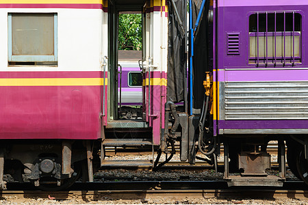 在泰国列车之间力量机械技术滚动民众工程工程师货运车站服务图片