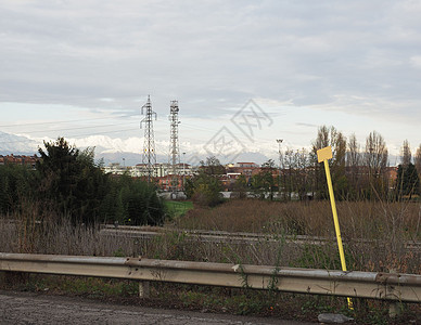 输电线塔和信号塔细胞城市桅杆金属收音机天线基站建筑力量山脉图片