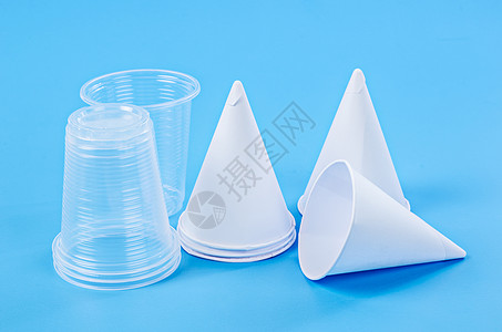 可处置的纸锥式水杯和塑料水杯图片