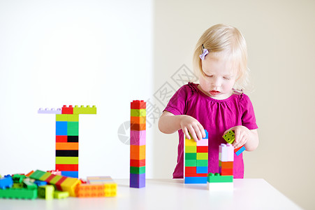 可爱的幼儿女孩玩多彩街区游戏建筑塑料创造力积木乐趣玩具学习育儿幼儿园快乐图片