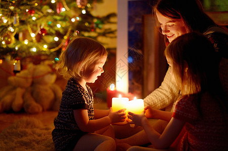 圣诞节场景圣诞节在壁炉旁欢乐的家庭女孩休息室庆典房子奢华成人母亲场景礼物姐妹背景