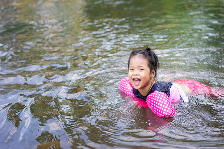 小亚洲女孩在河里玩耍图片