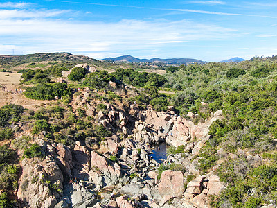 峡谷保留地与小溪瀑布的空中观察 圣地亚哥小路远足游泳场地生态沙漠土地风景干旱爬坡图片