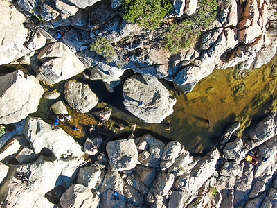 峡谷保留地与小溪瀑布的空中观察 圣地亚哥生态家庭干旱天空爬坡场地小路远足植被风景图片
