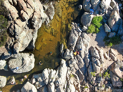 峡谷保留地与小溪瀑布的空中观察 圣地亚哥天空沙漠国家干旱生态植被踪迹远足家庭爬坡图片