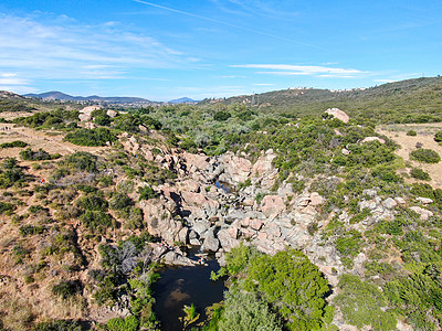 峡谷保留地与小溪瀑布的空中观察 圣地亚哥土地天空沙漠生态溪流风景踪迹干旱远足家庭图片