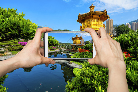 在手机上拍照的女孩假期风景砂岩天空自拍石头花园地标景观海岸图片