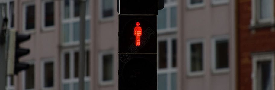路人停止标志和行走的红色交通灯(Standstill) 背景因田野深度下降而模糊图片