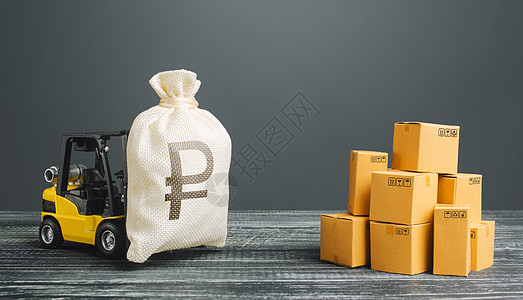 叉车在箱子堆附近运载俄罗斯卢布钱袋 贸易和货物交换的利润 超级利润 生产 税收 收入和成本的投资融资图片