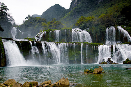 黑暗和穆迪班乔克瀑布异国荒野草坪生态旅游情调旅行景点戏剧性风景旅游图片