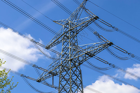 近视大电力铁塔的 将电力输送到传播配电线路电缆天空电源线金属工程发电机建造图片