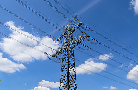 近视大电力铁塔的 将电力输送到高压线路电气电源线工程金属技术电压力量框架图片