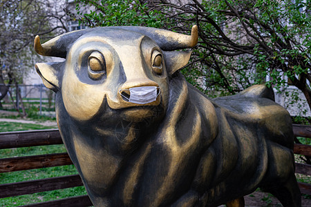 医疗面具中青铜牛雕塑 防有冠状病毒牛扒创造力雕像商业城市奶牛艺术感染牛角传染图片