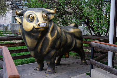 医疗面具中青铜牛雕塑 防有冠状病毒牛扒城市雕像金融奶牛经济艺术牛角棕色商业图片
